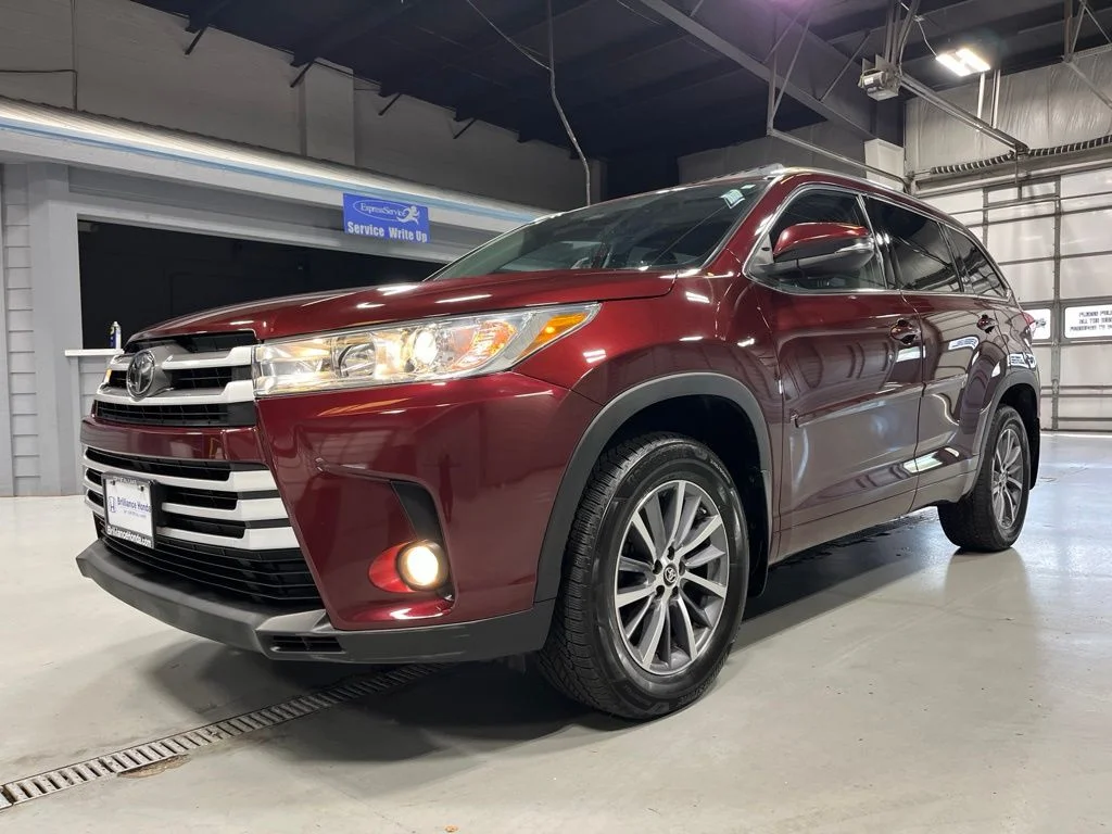 Used 2018 Ooh La La Rouge Mica Toyota XLE image 3