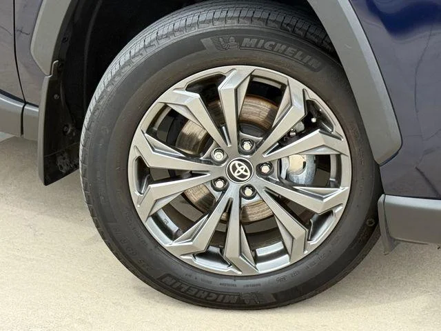Certified Used 2024  Toyota XLE Premium image 29