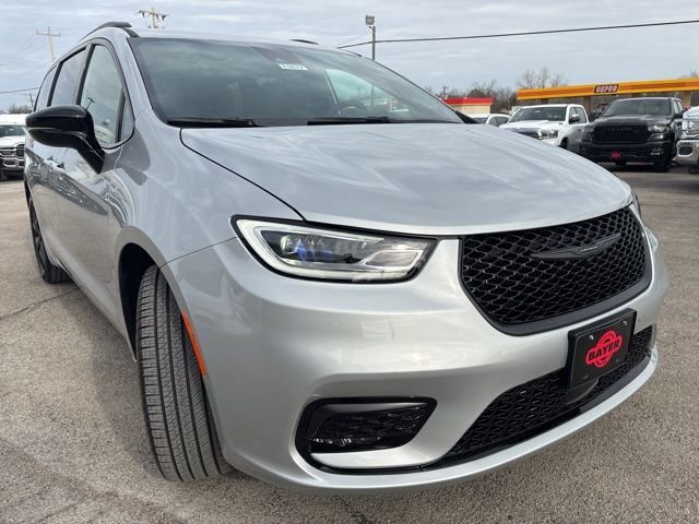 New 2026 Silver Mist Clear-Coat Exterior Paint Chrysler Select image 9
