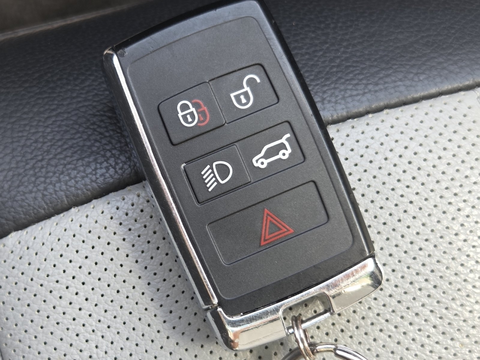 Used 2023 Fuji White Land Rover Dynamic image 39