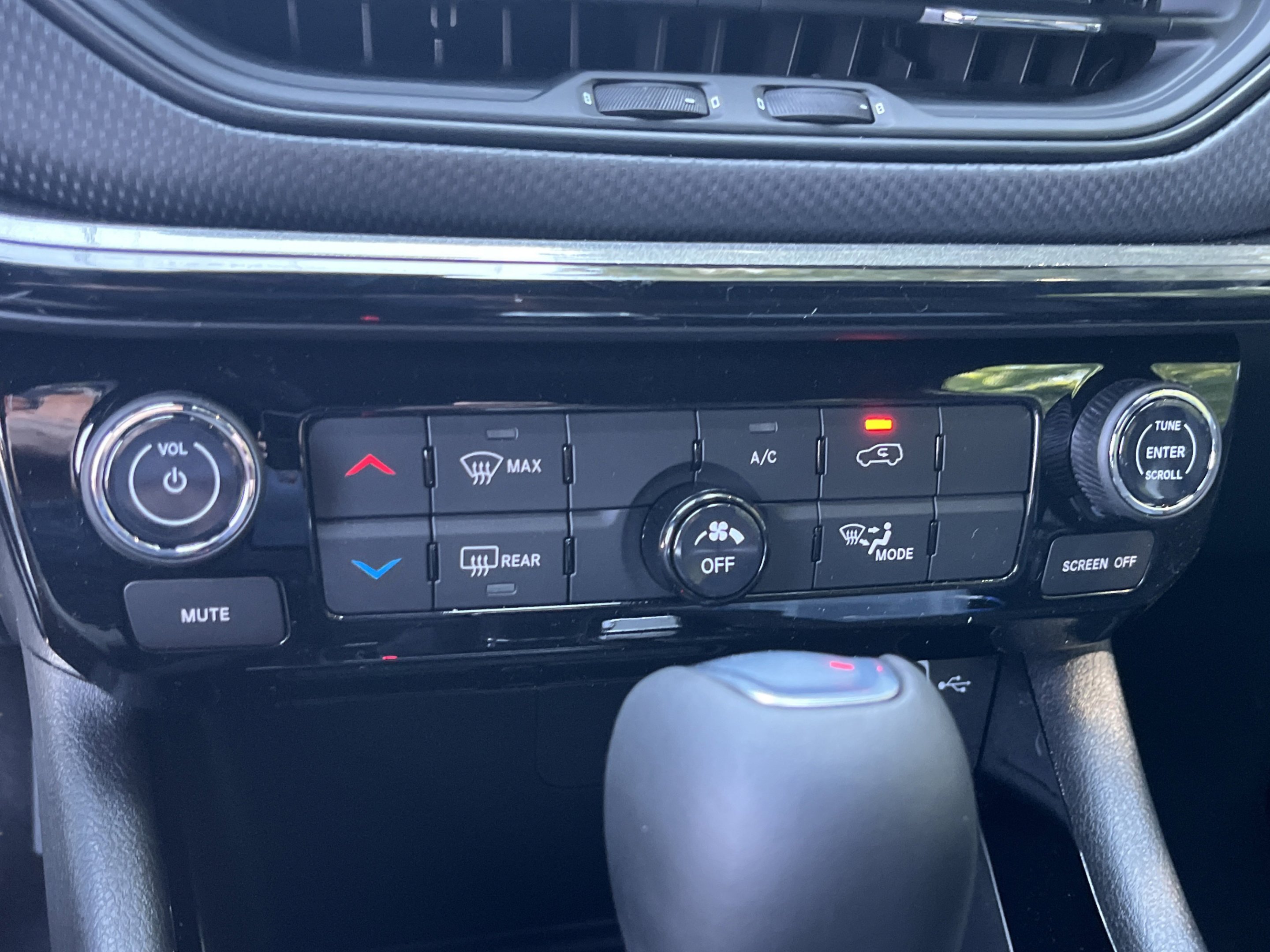 New 2026 Bright White Clearcoat Jeep Latitude Altitude image 18