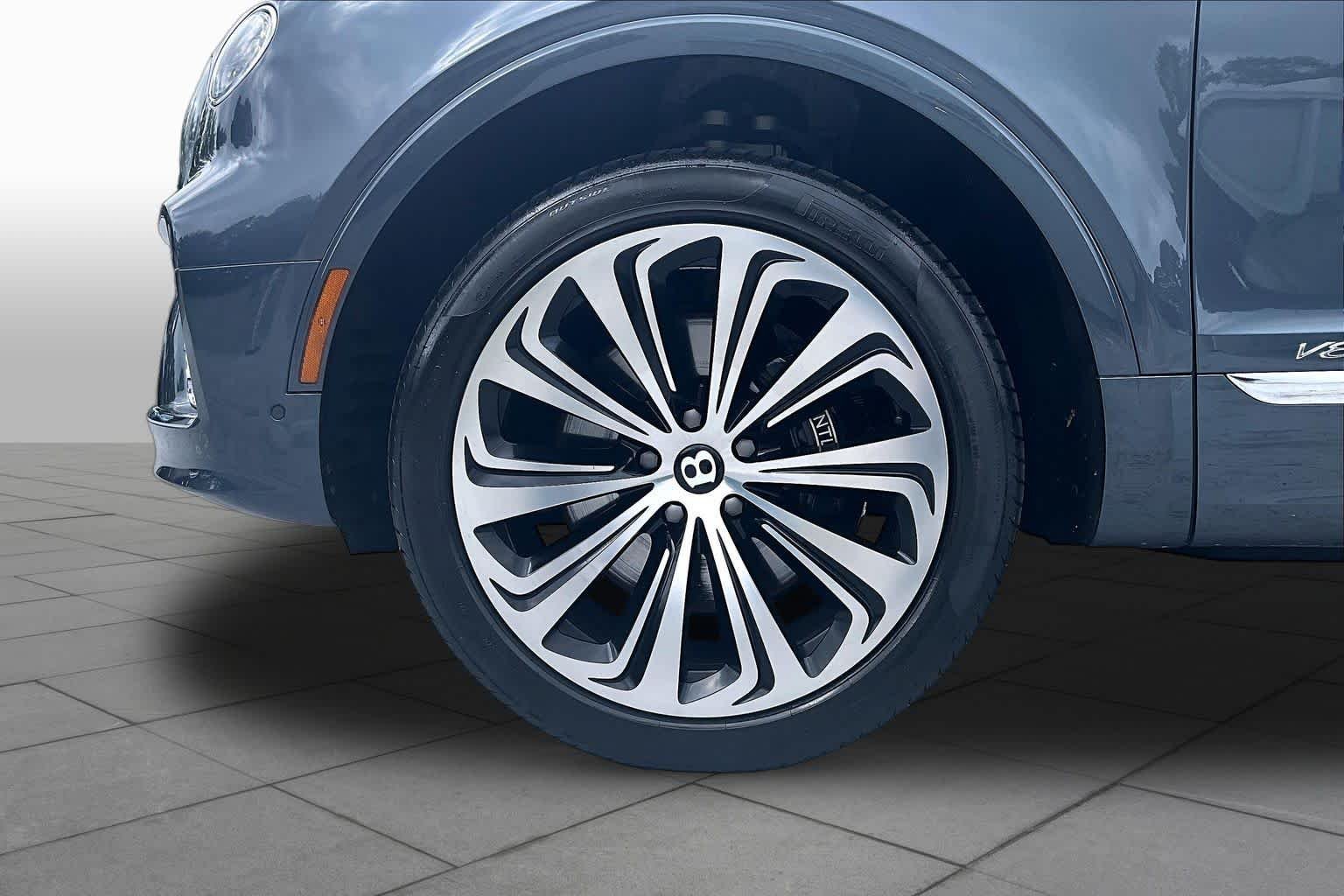 Used 2022 Black Sapphire Metallic Bentley V8 image 10