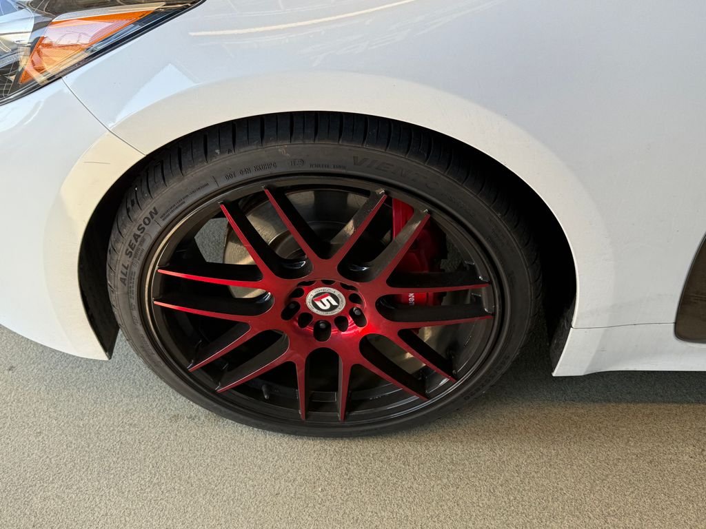 Used 2020 White Kia GT image 9