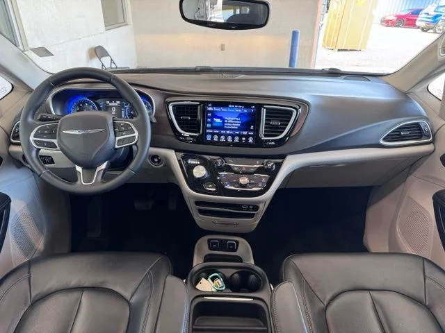 Used 2017 Bright White Clearcoat Chrysler Touring L image 14