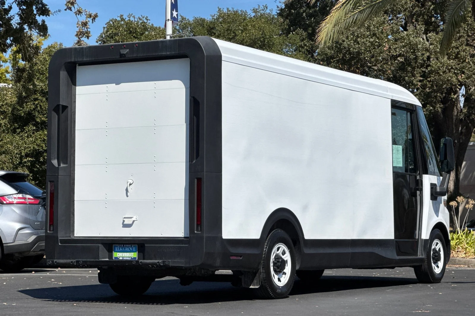 Used 2023 Oyster White BrightDrop EJY image 3