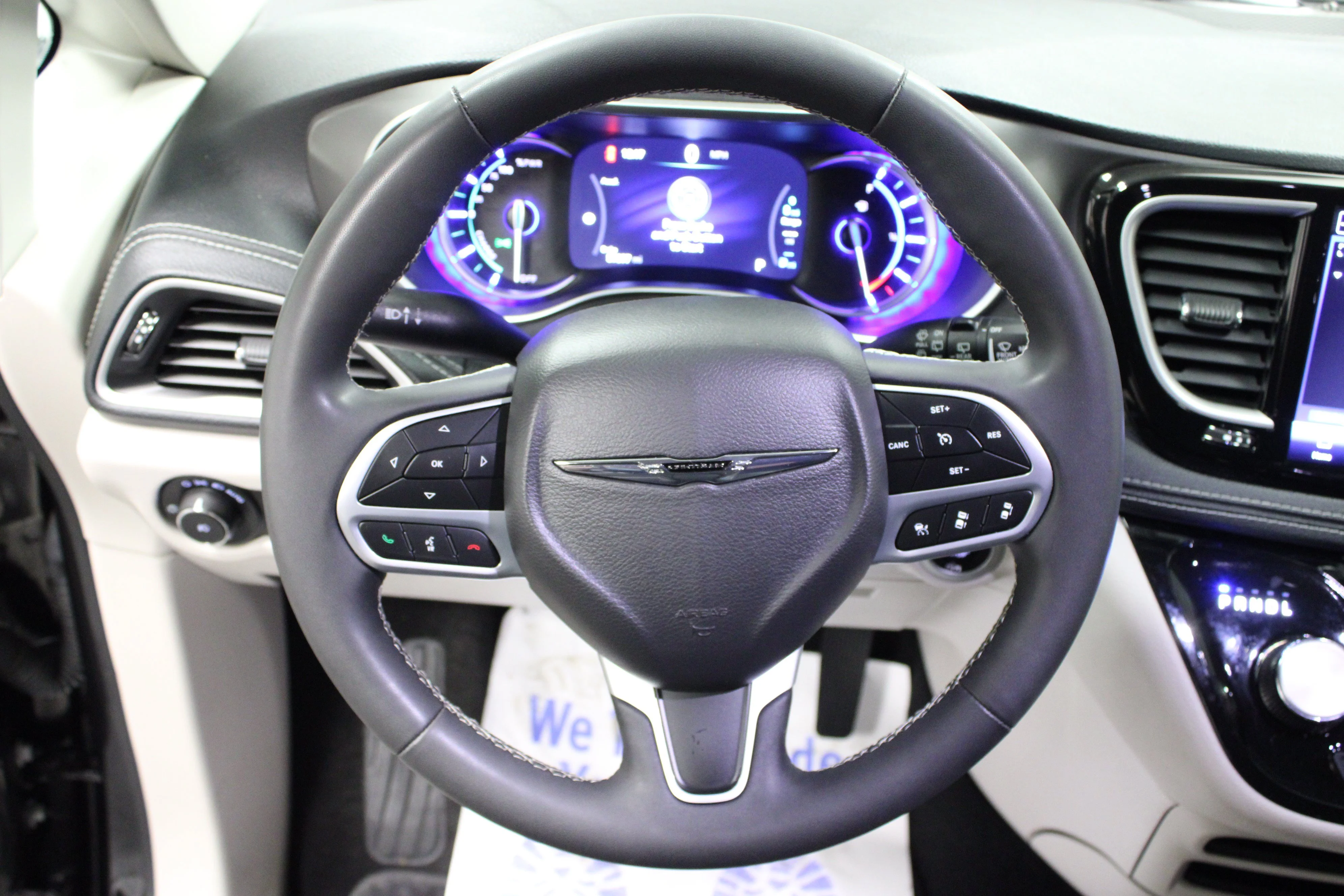 Used 2023 Brilliant Black Crystal Pearlcoat Chrysler Hybrid Touring L image 18