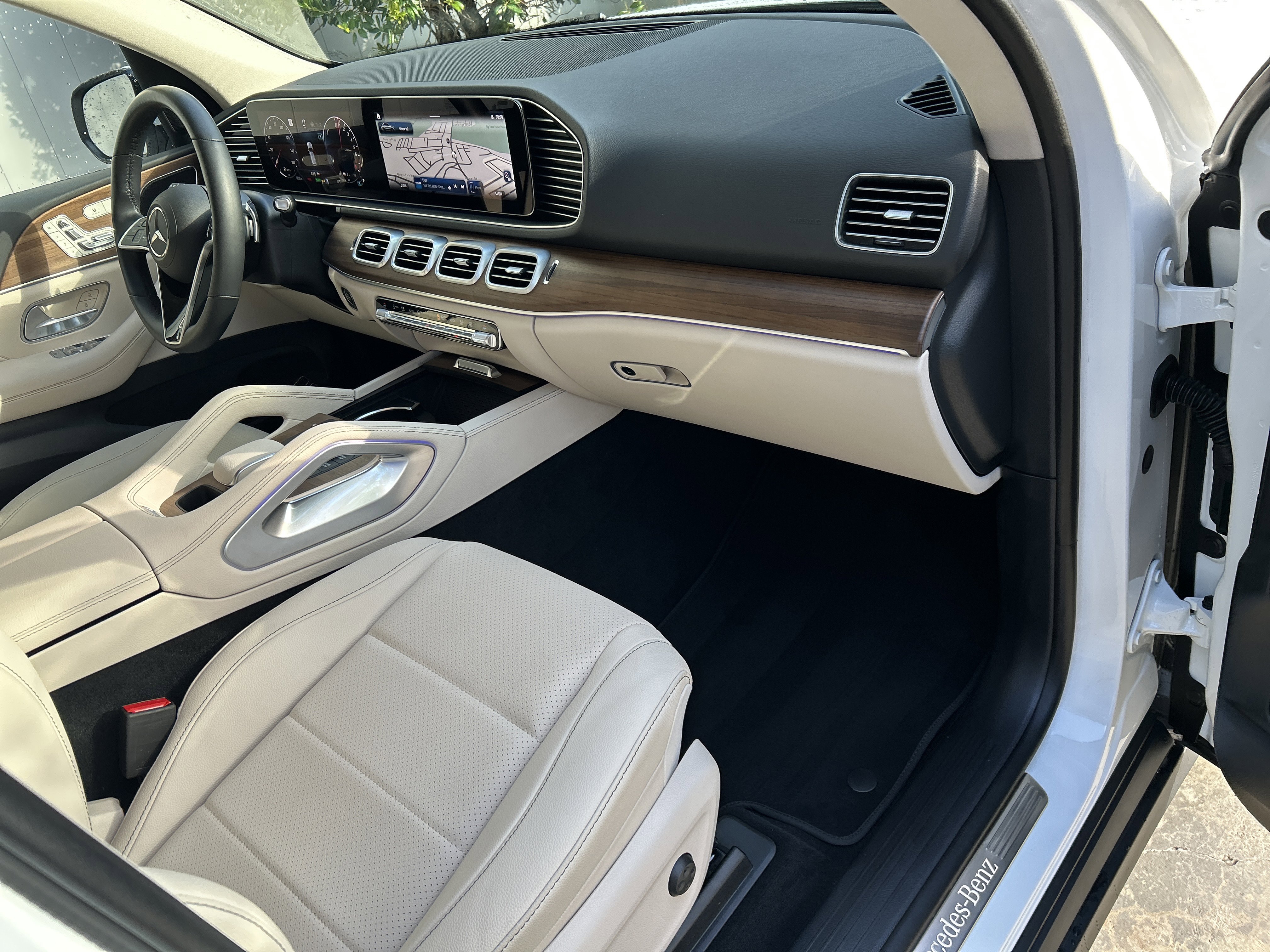 Certified Used 2025 Polar White Mercedes-Benz GLE 450e 4MATIC® SUV image 51