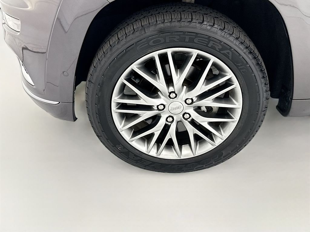 Used 2018 Crystal Metallic Jeep Summit image 28