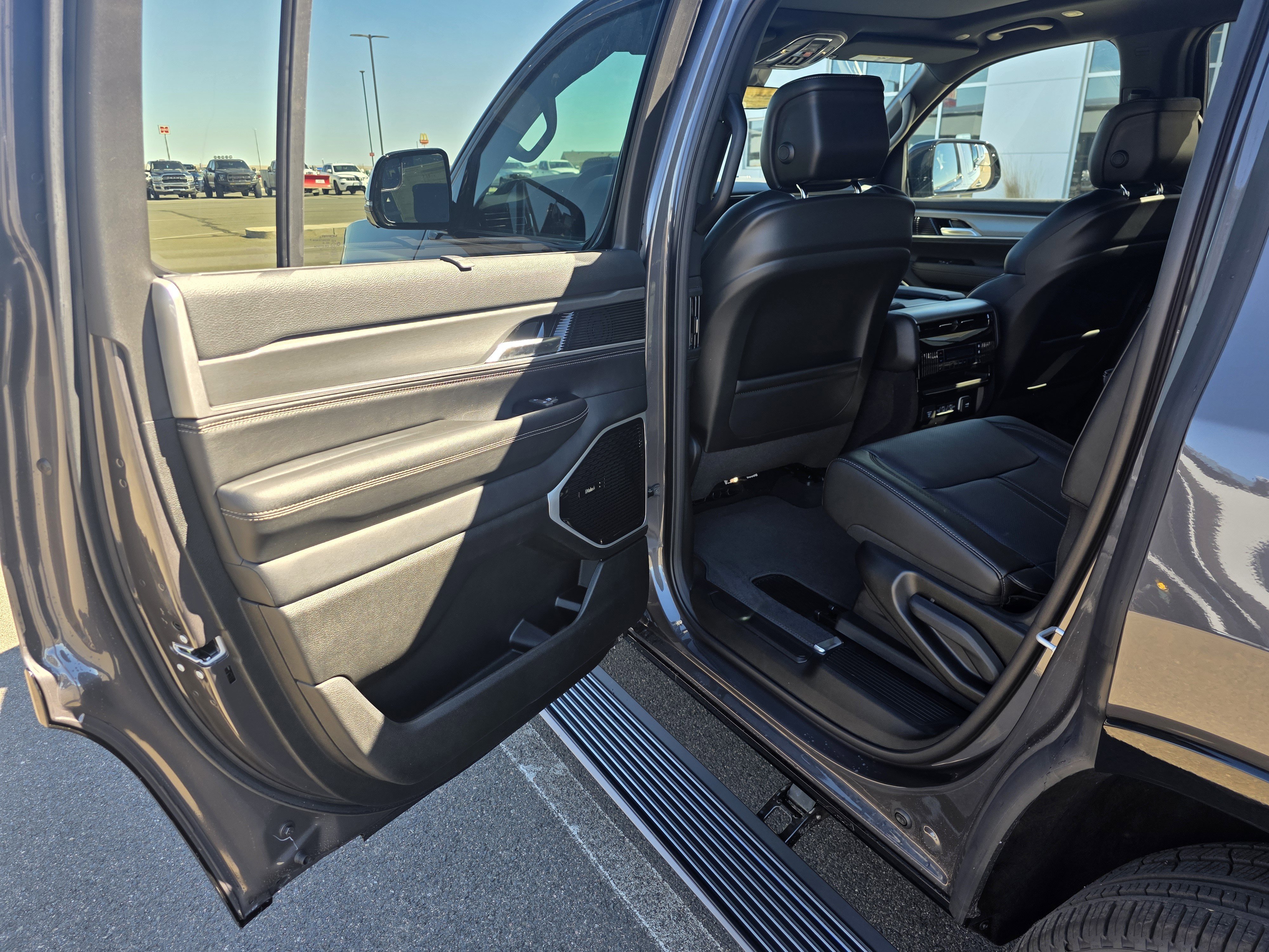 New 2026 Baltic-Gray Metallic Clear-Coat Exterior Paint Jeep Limited Reserve image 11