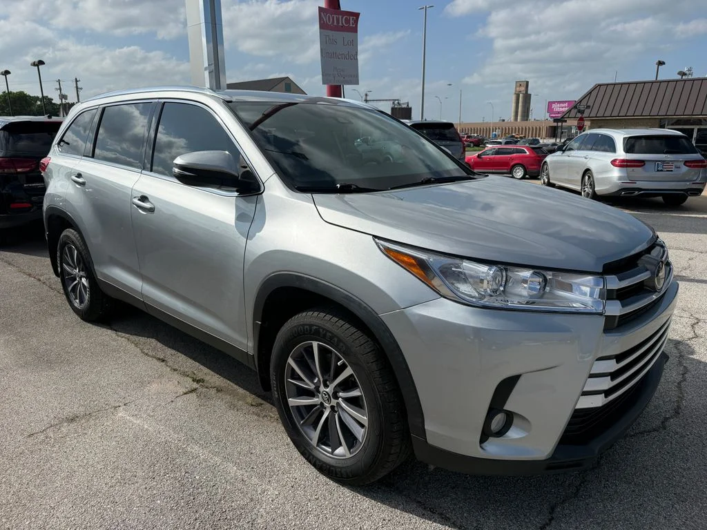 Used 2019 Silver Toyota XLE image 22