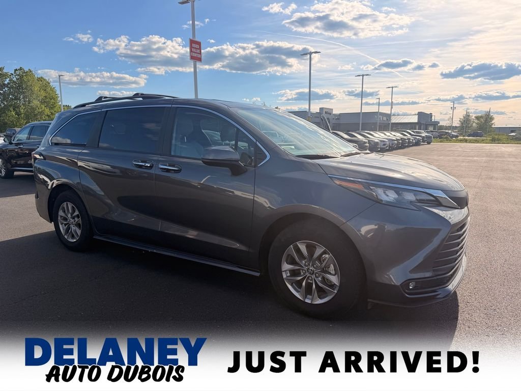 2025 Toyota Sienna XLE 7-Passenger Hybrid AWD's photo