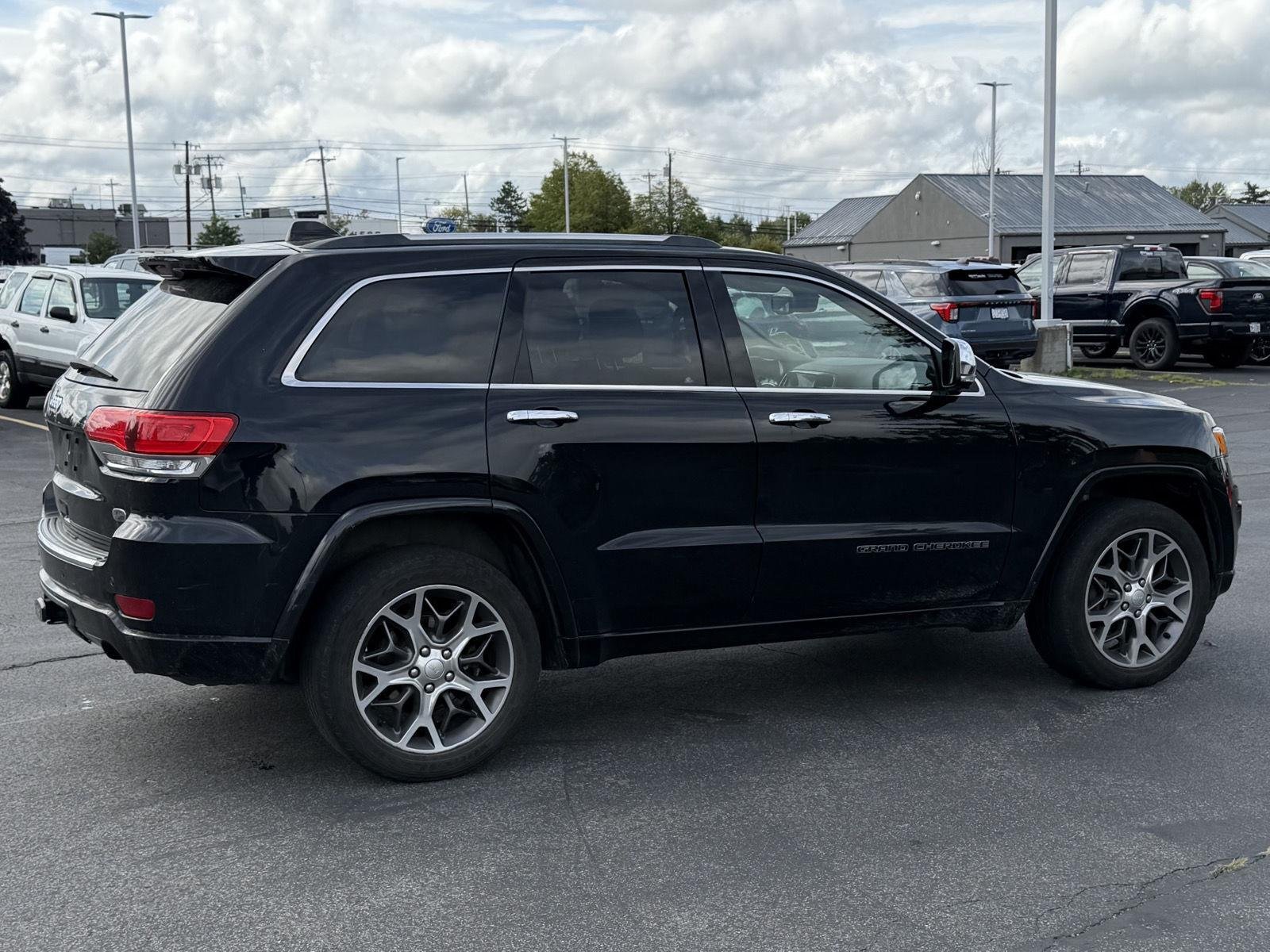 Used 2020 Diamond Black Crystal Pearlcoat Jeep Overland image 5