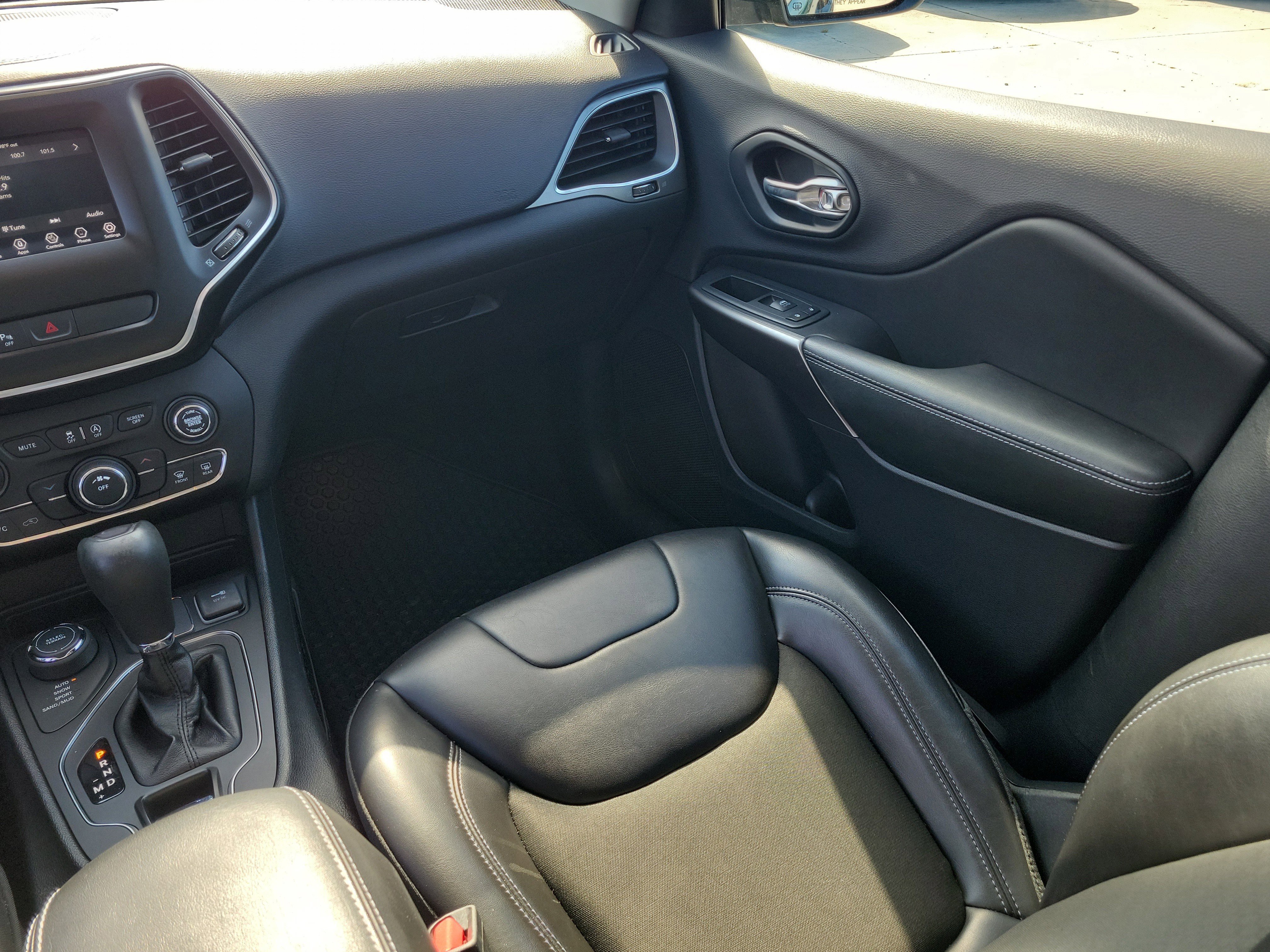 Used 2019 Diamond Black Crystal Pearlcoat Jeep Latitude Plus image 18