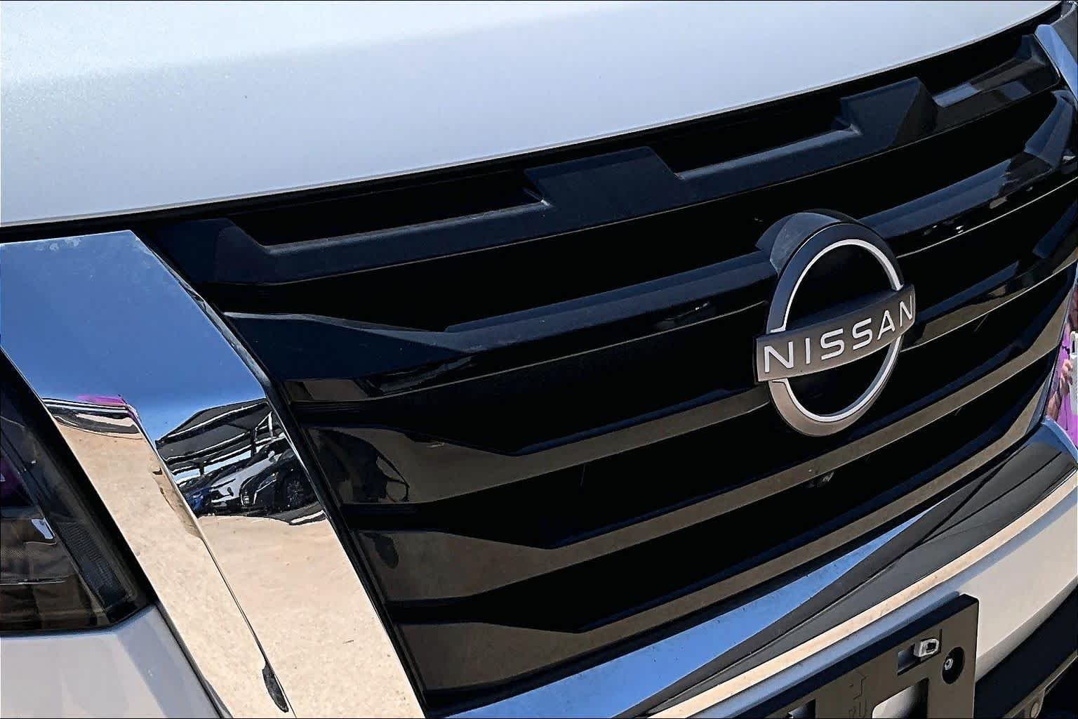 Used 2025 Everest White Pearl Tricoat Nissan SL image 29