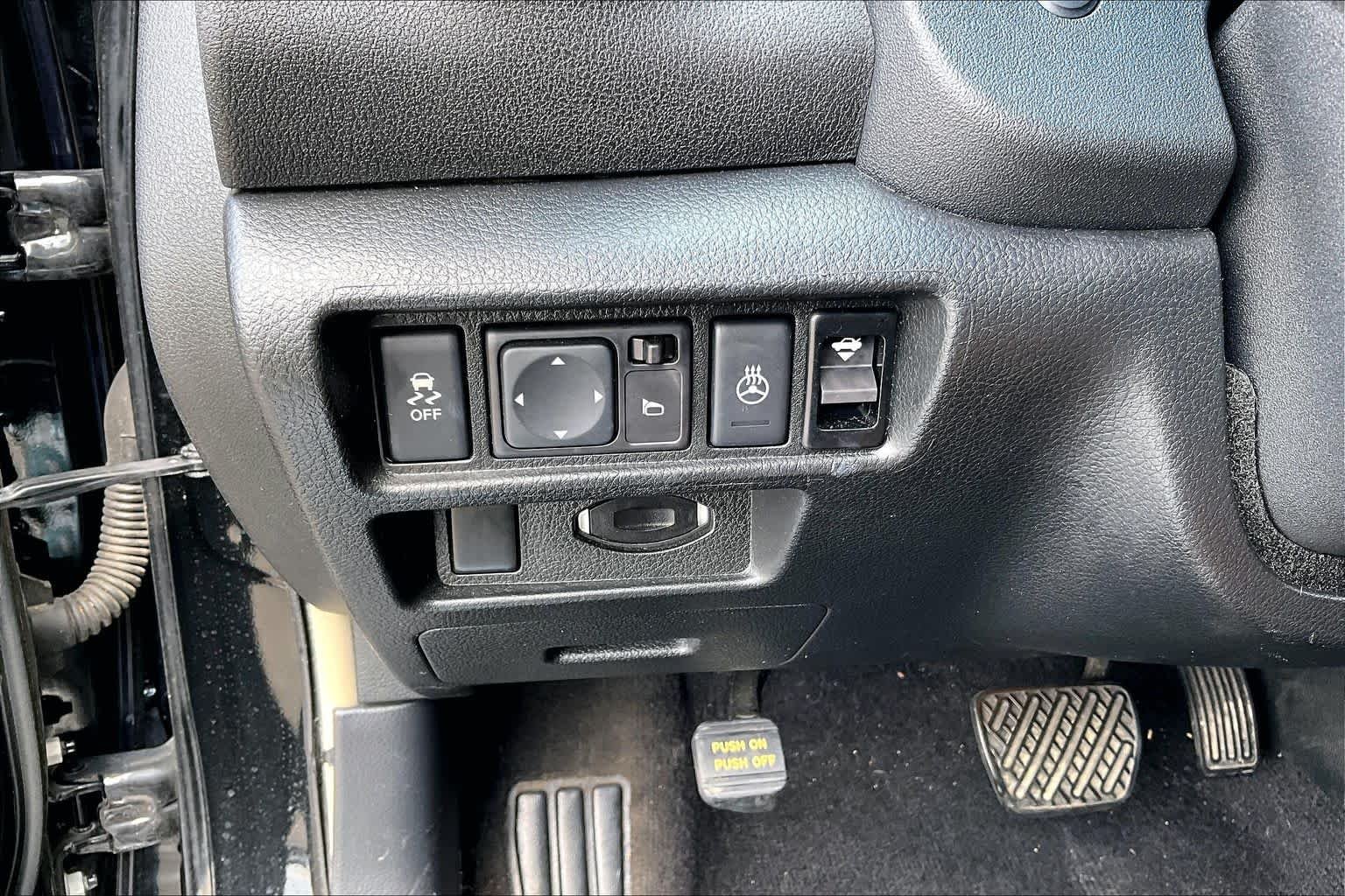 Used 2014 Super Black Nissan 3.5 SV image 33