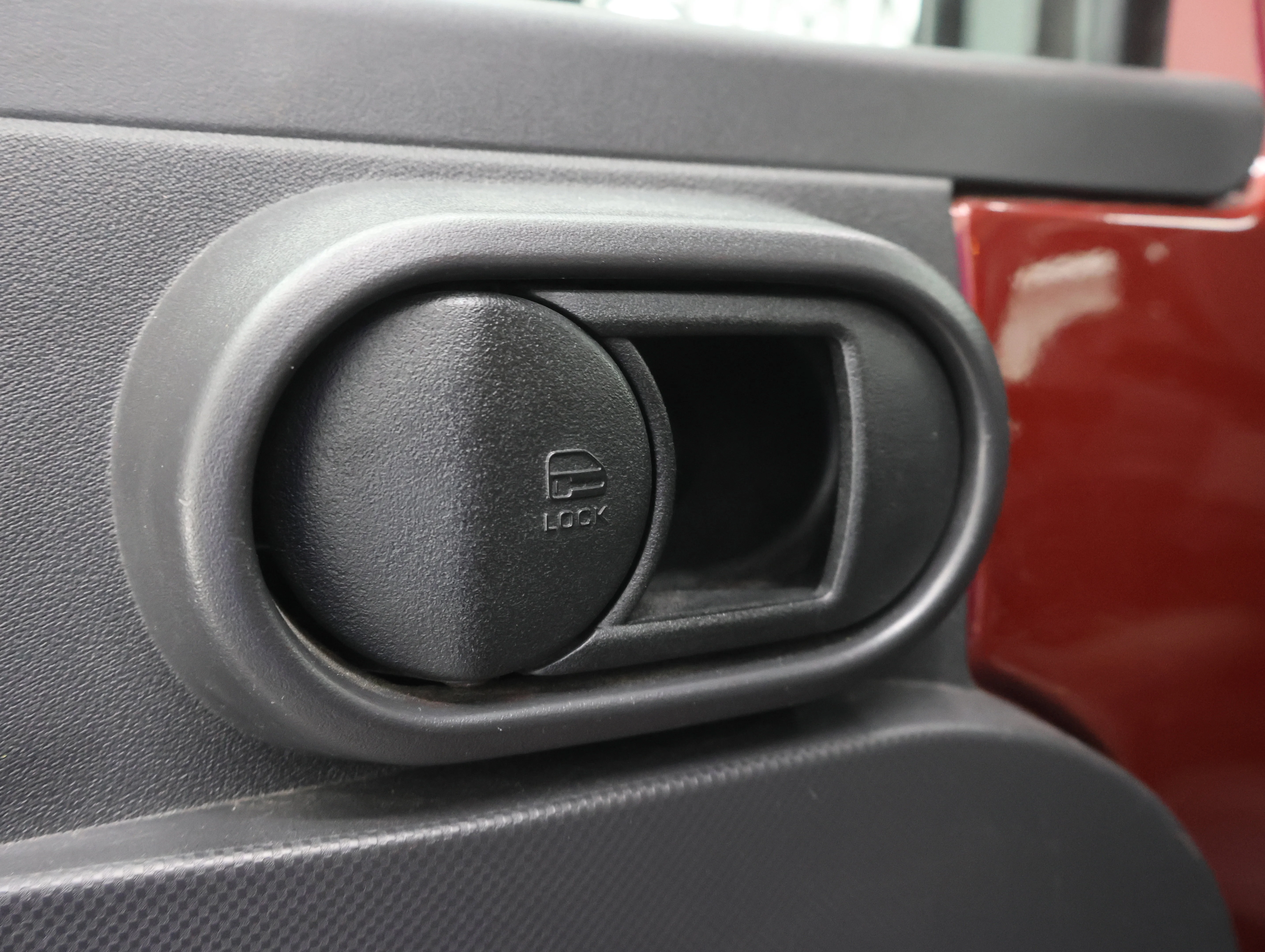 Used 2009 Red Rock Crystal Pearl Jeep X image 30