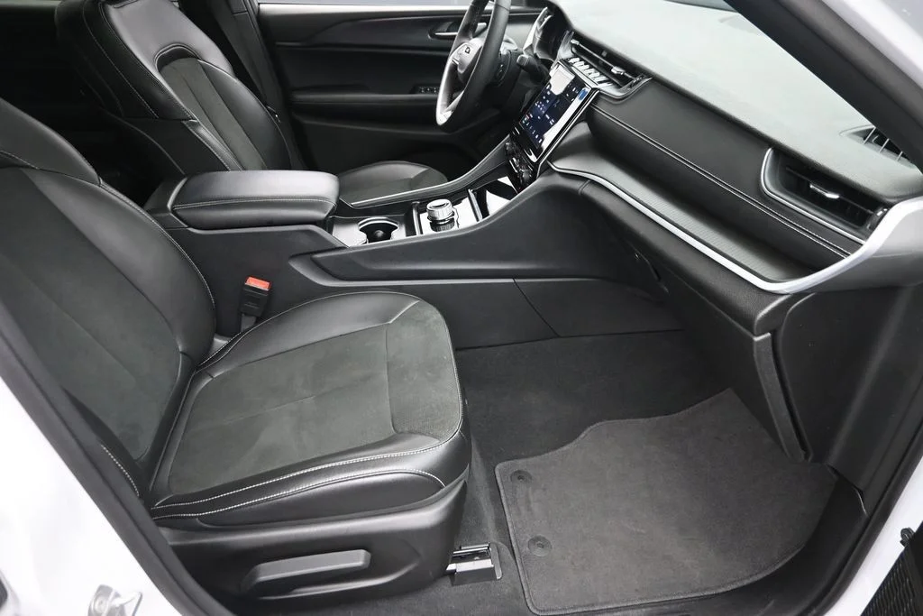 Used 2025 White Jeep Altitude X image 10