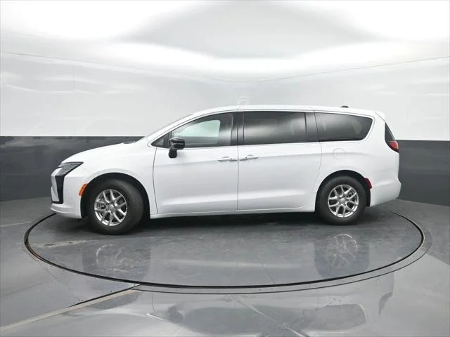 2027 Chrysler Pacifica Select's photo