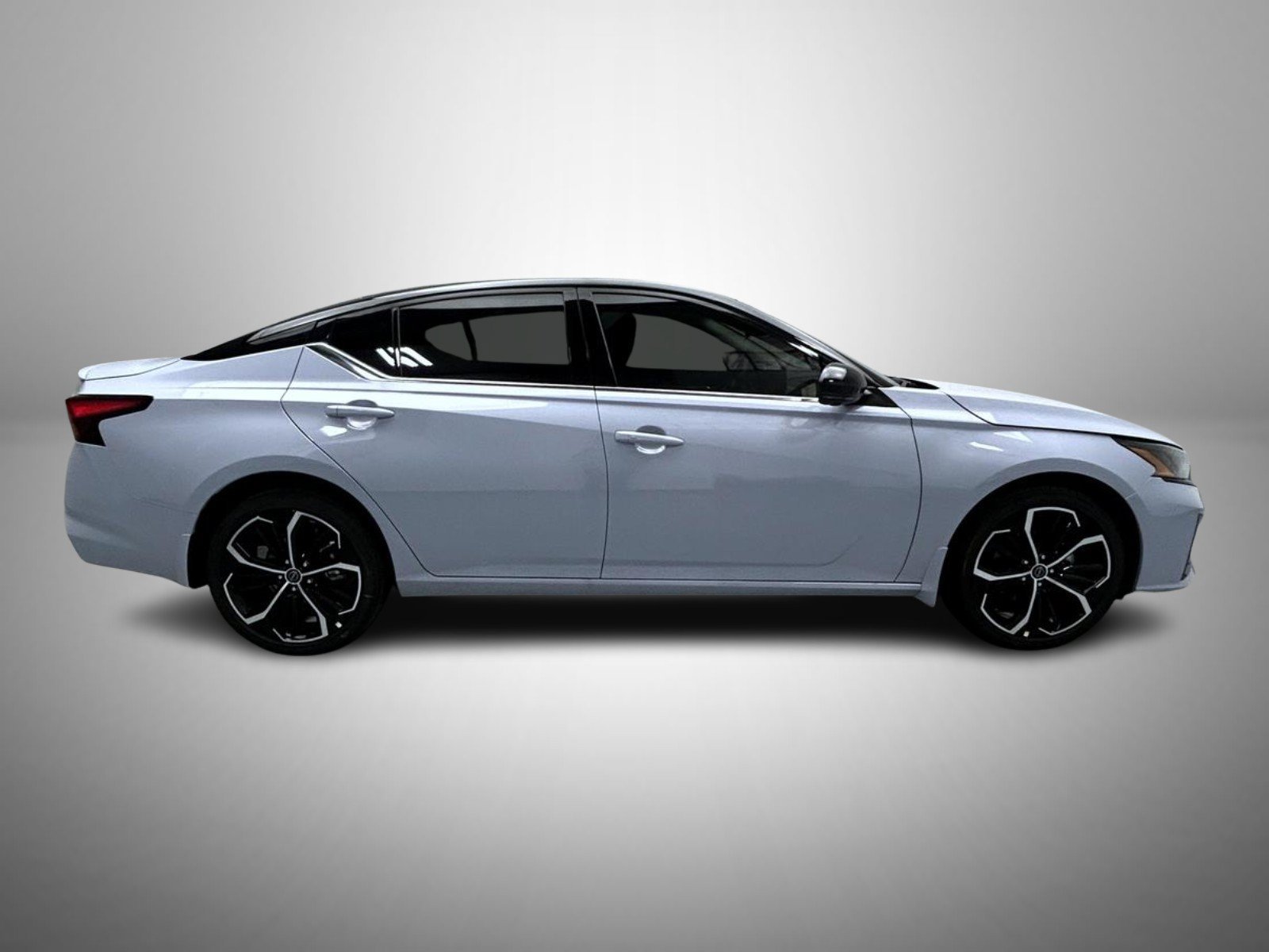 New 2026 Gray Sky Pearl / Super Black Two-tone Nissan 2.5 SR image 4