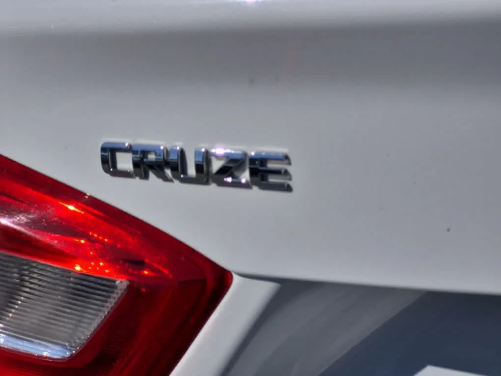 Used 2017 Summit White Chevrolet LS image 9