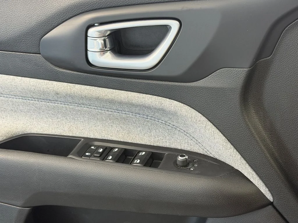 Used 2024 White Jeep Latitude image 27
