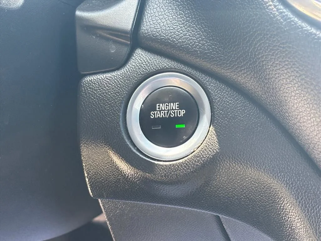Used 2020 SUMMIT WHITE Chevrolet LT image 18