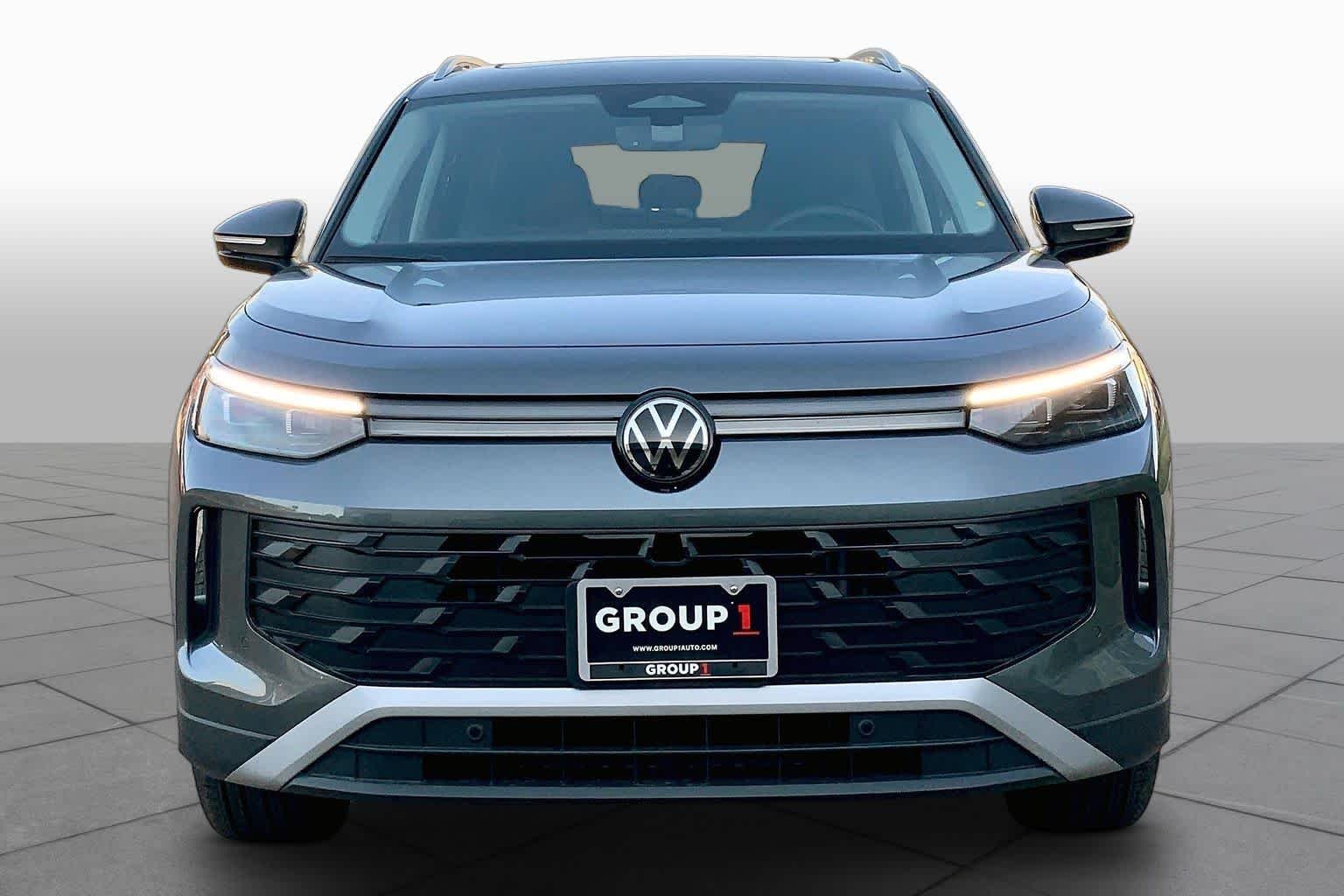 New 2026 Platinum Gray M Volkswagen SE image 3