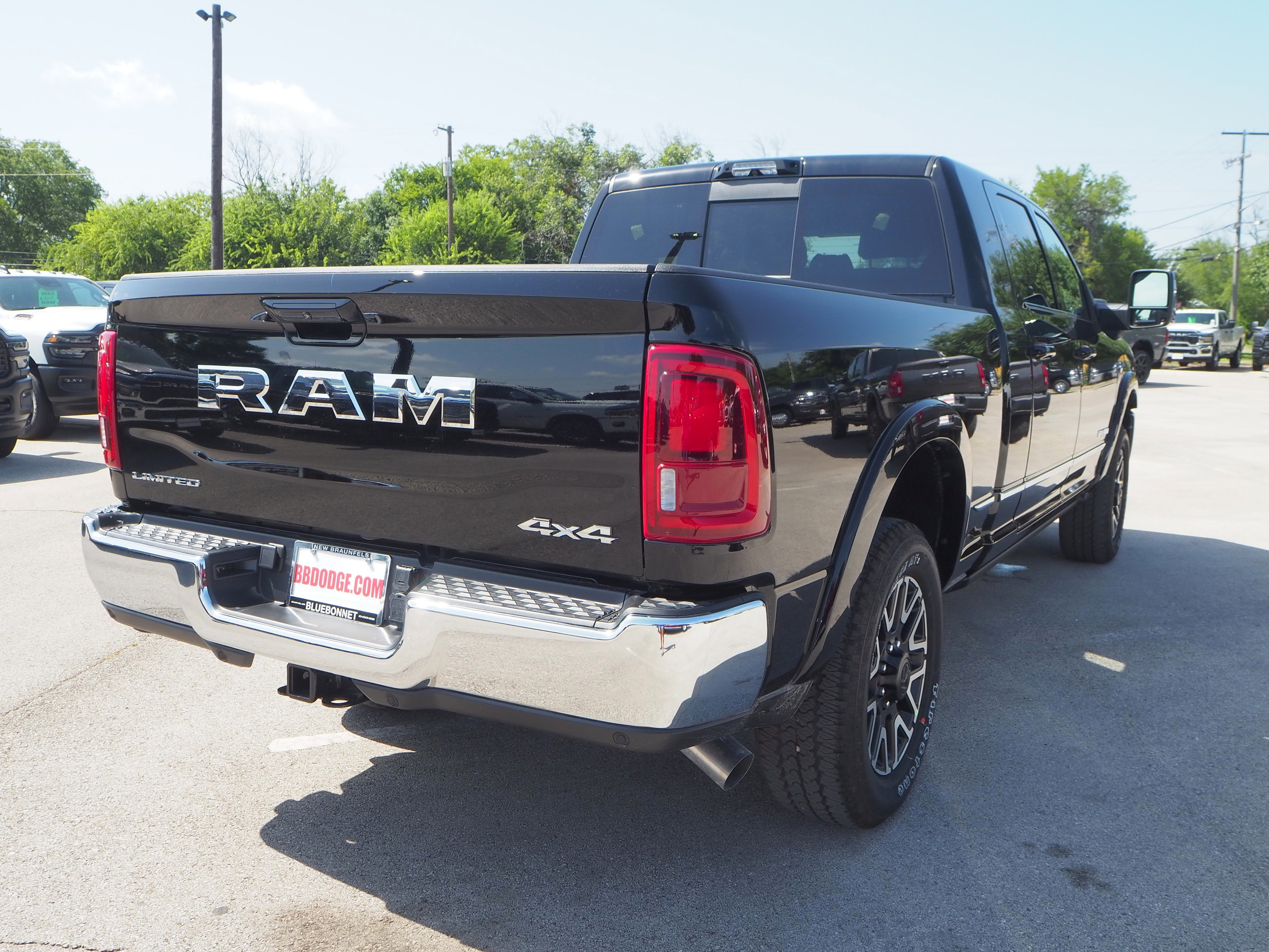 New 2025 Diamond Black Crystal Pearl-Coat Exterior Paint RAM Limited image 6