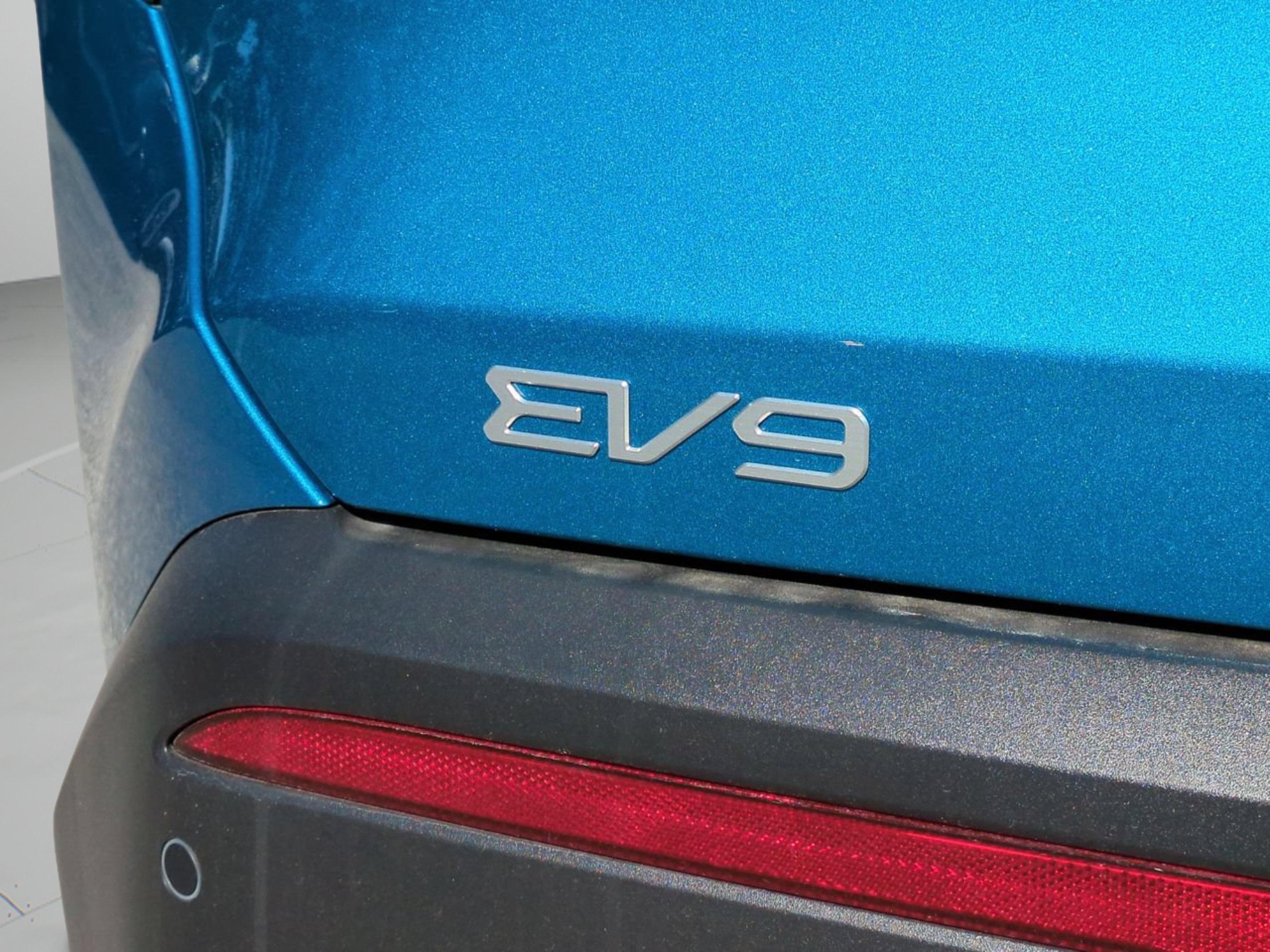 New 2026 Ocean Blue Kia Wind AWD image 15