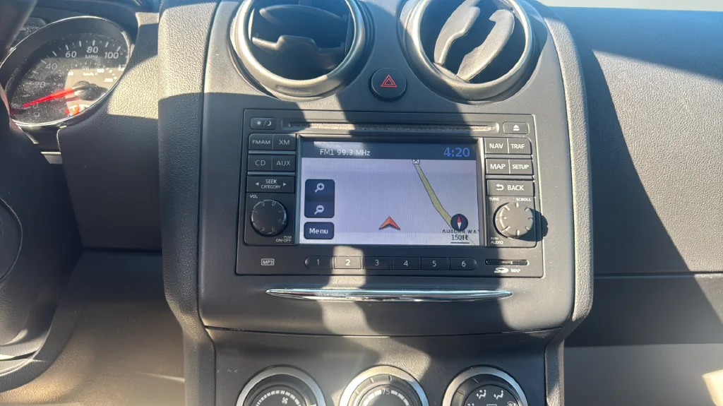 Used 2012 White Nissan SL image 16