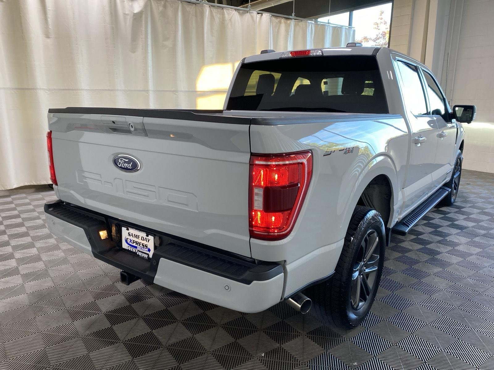 Used 2023 Avalanche Gray Ford XLT image 9