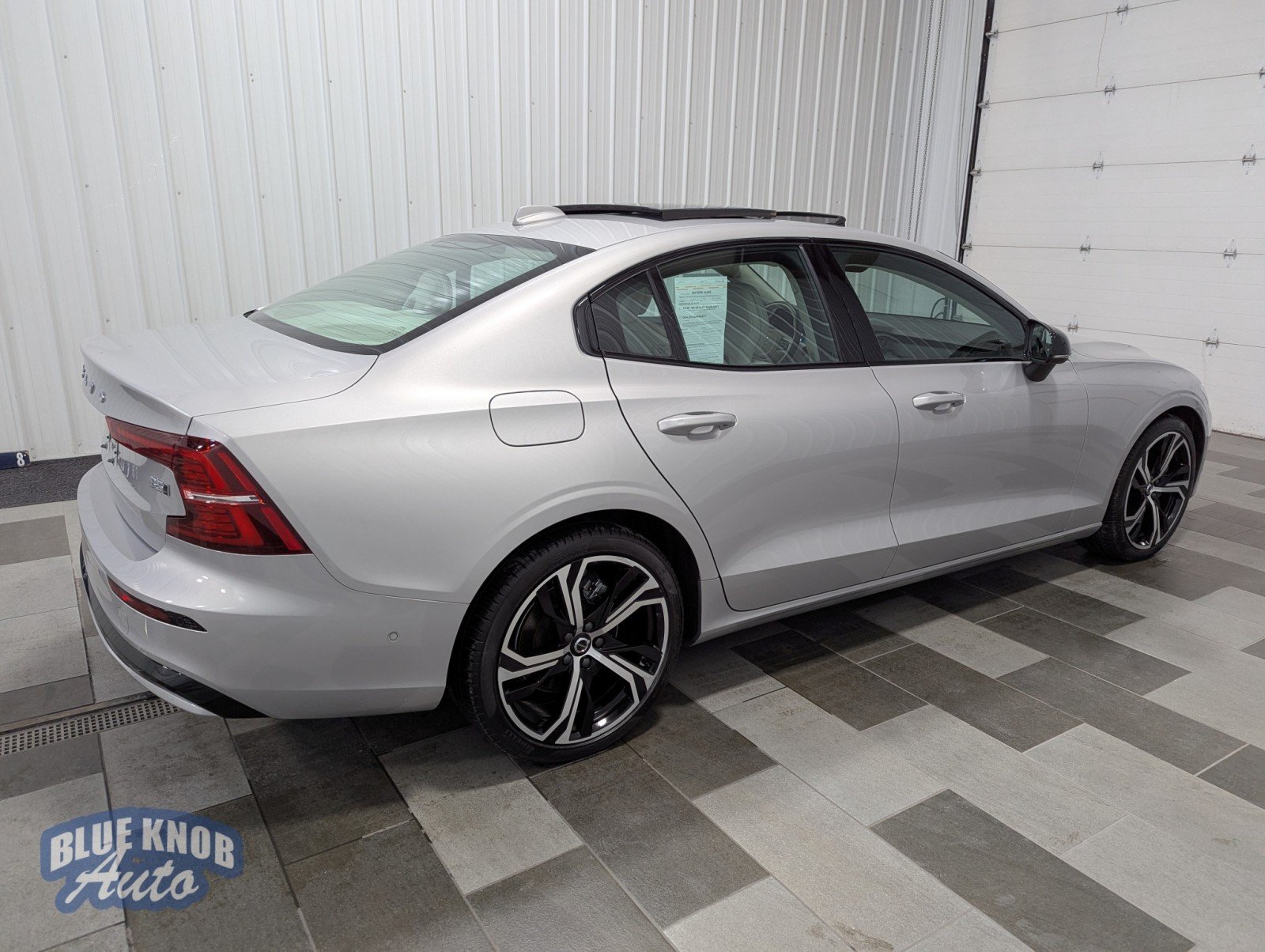 2023 Volvo S60 B5 Plus photo 4