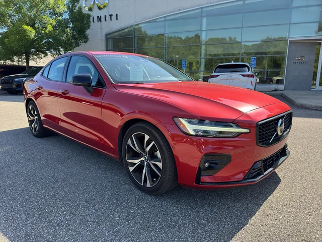 2024 Volvo S60 B5 Plus Dark Theme