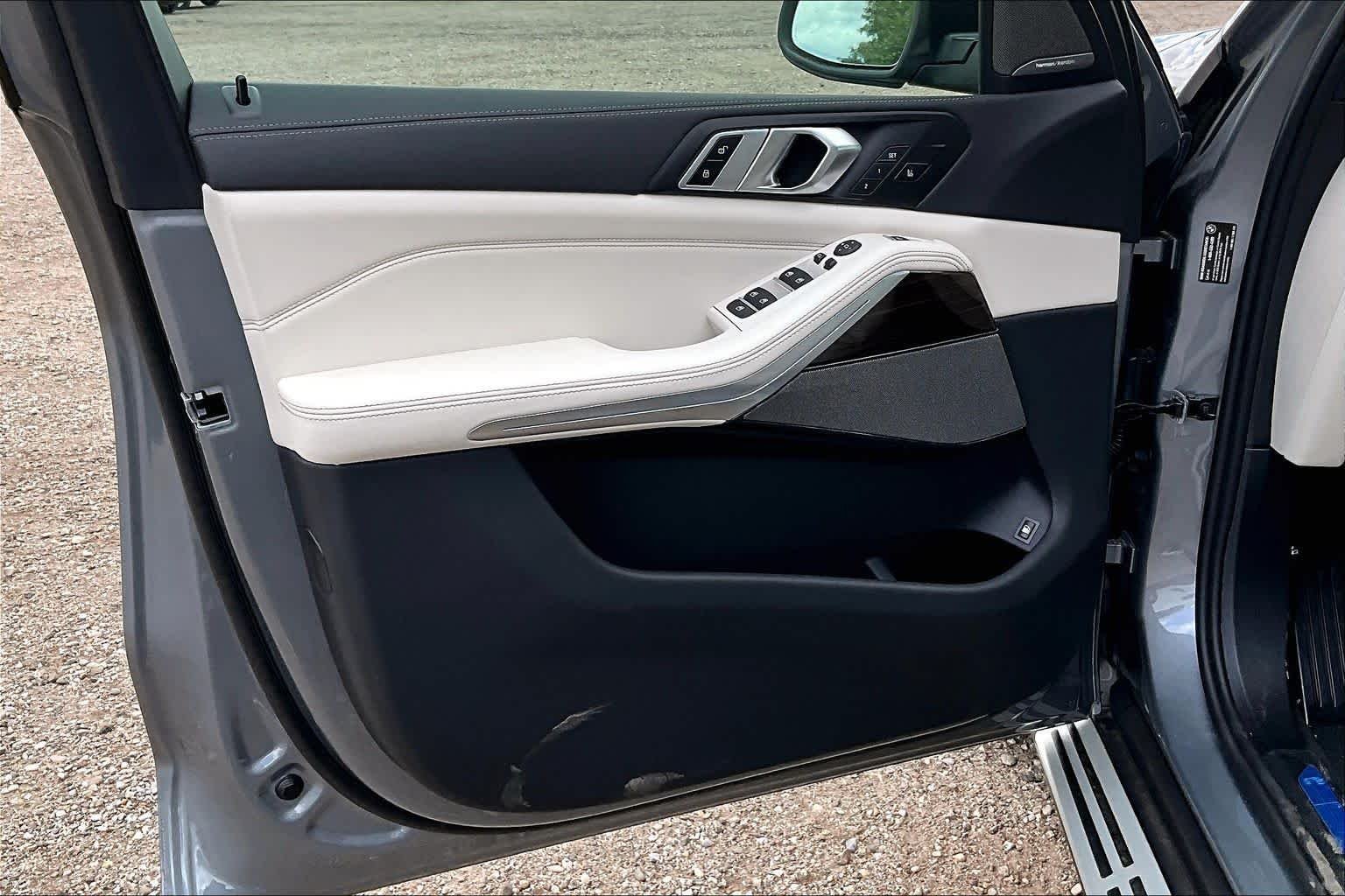 New 2026 Skyscraper Grey Metallic BMW xDrive50e image 10