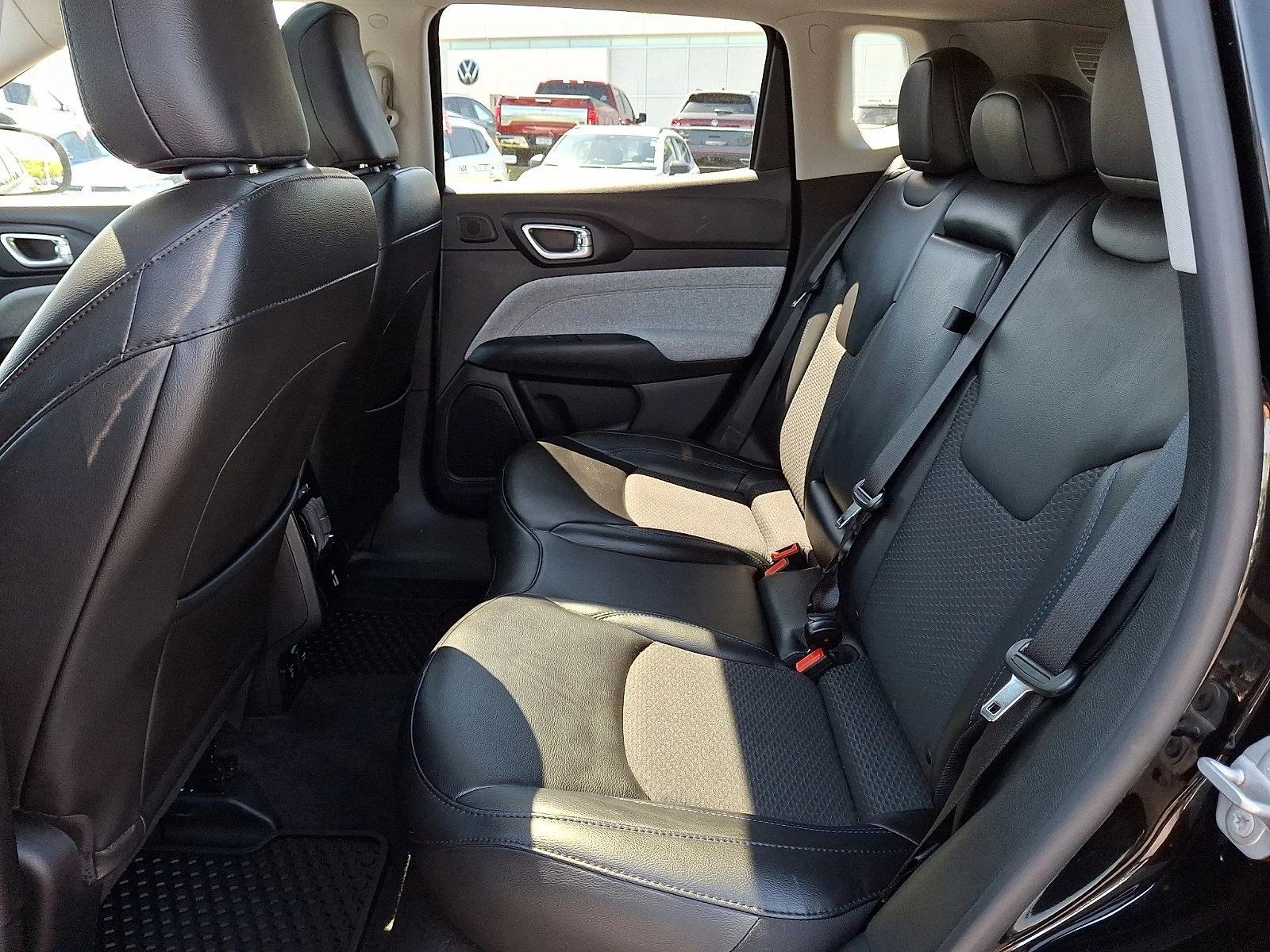 Certified Used 2022 Diamond Black Crystal Pearlcoat Jeep Latitude image 11