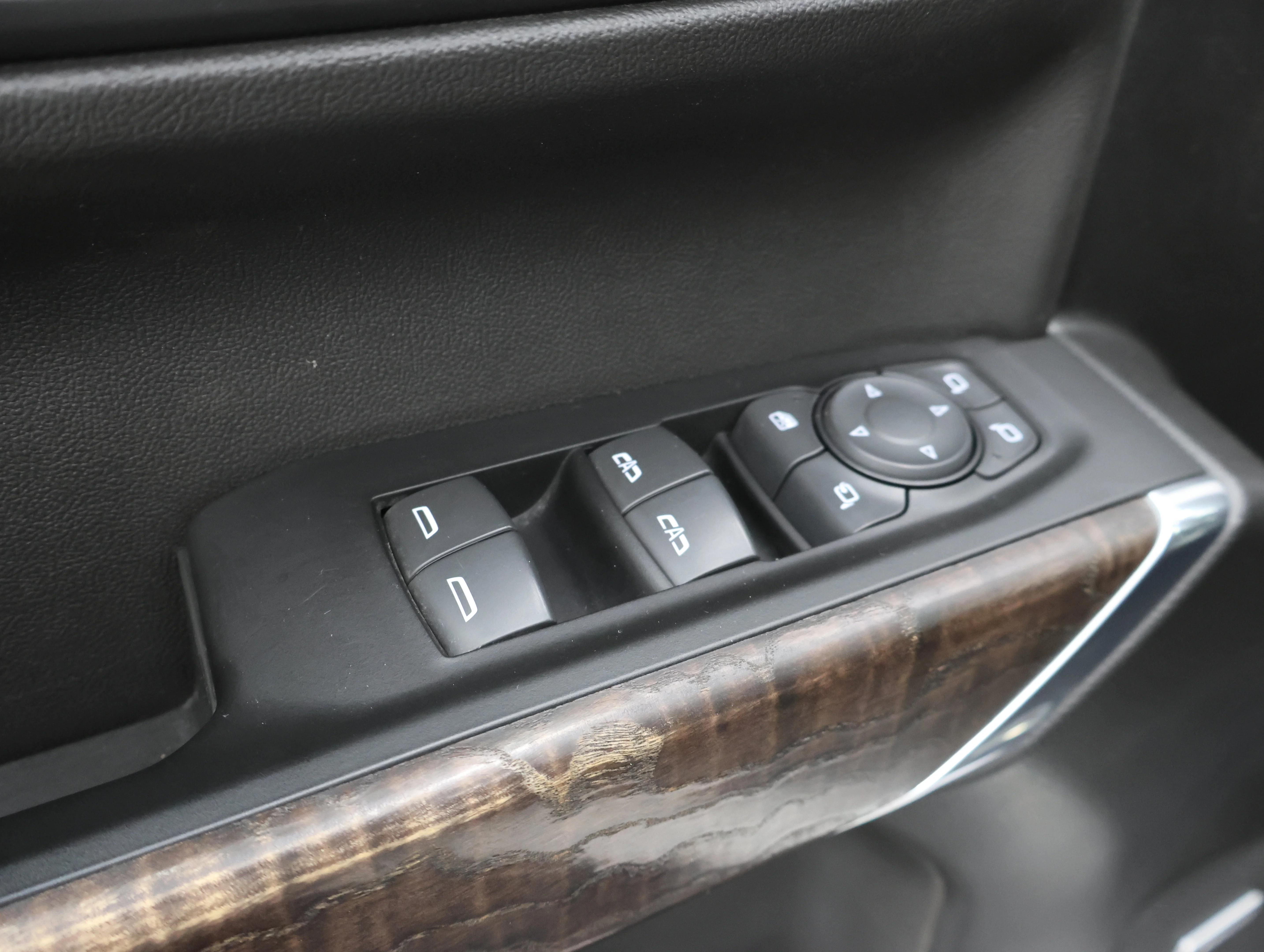 Used 2022 White Frost Tricoat GMC Denali image 45