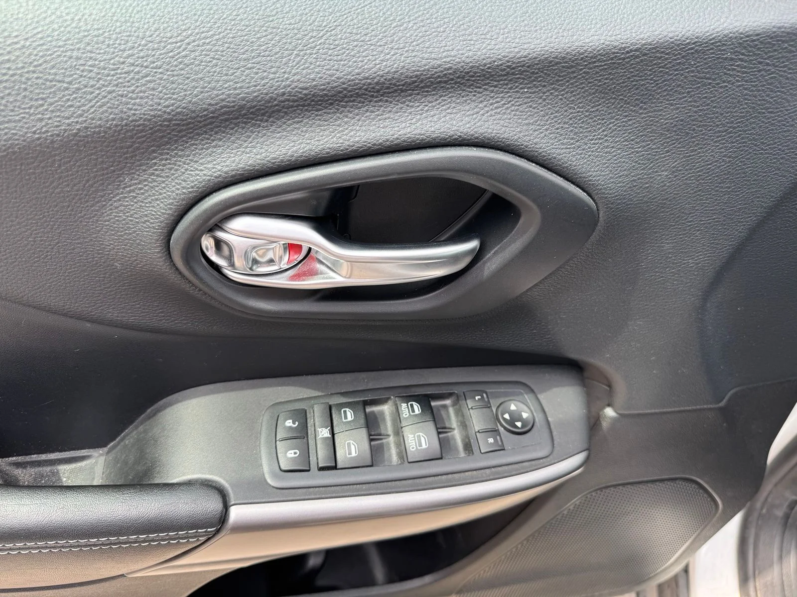 Used 2019 White Jeep Latitude Plus image 8
