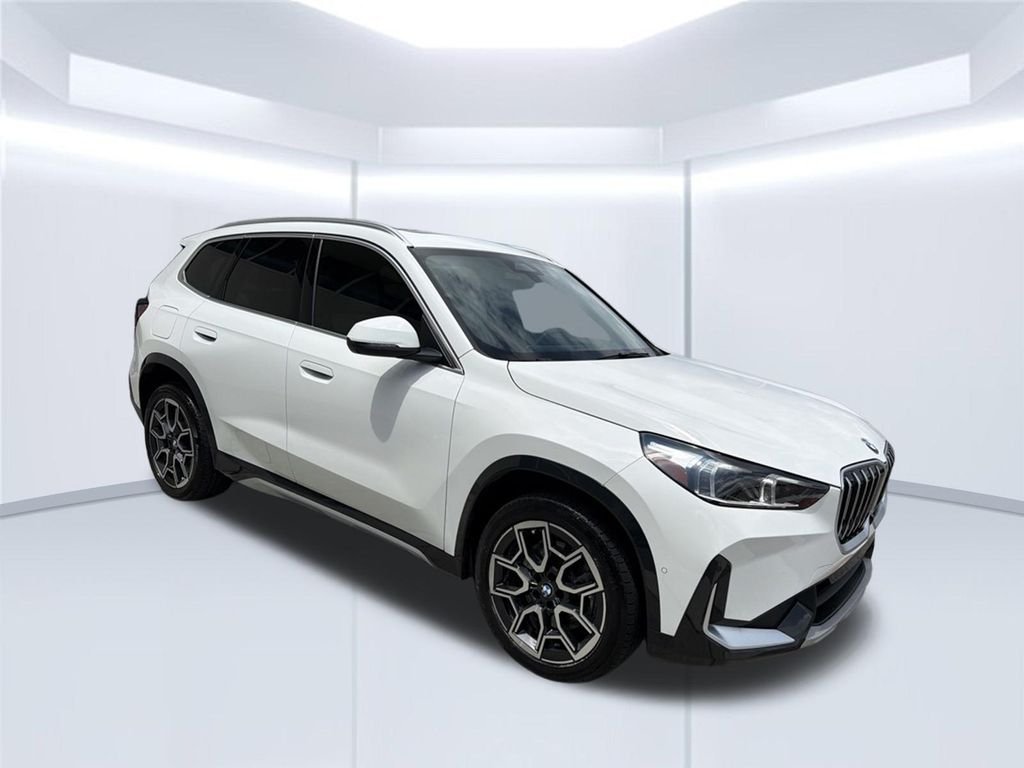 Used 2025 White BMW xDrive28i image 9