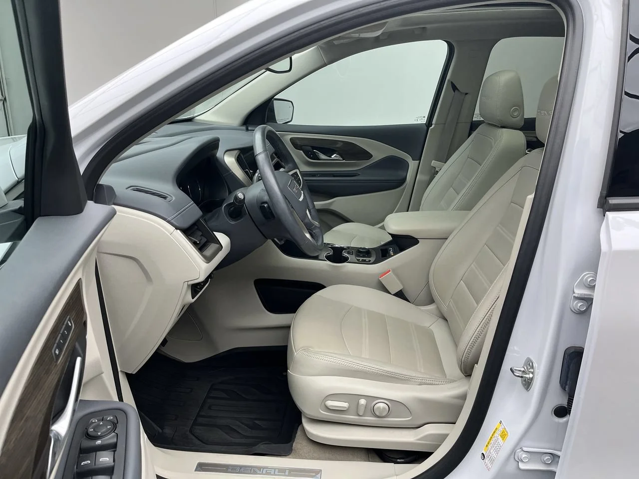 Used 2024 White Frost Tricoat GMC Denali image 3