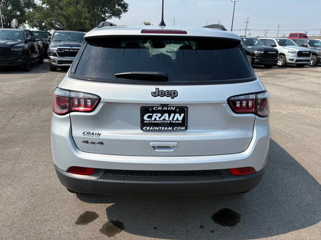 New 2026 Silver Zynith Metallic Clear-Coat Exterior Paint Jeep Latitude image 7