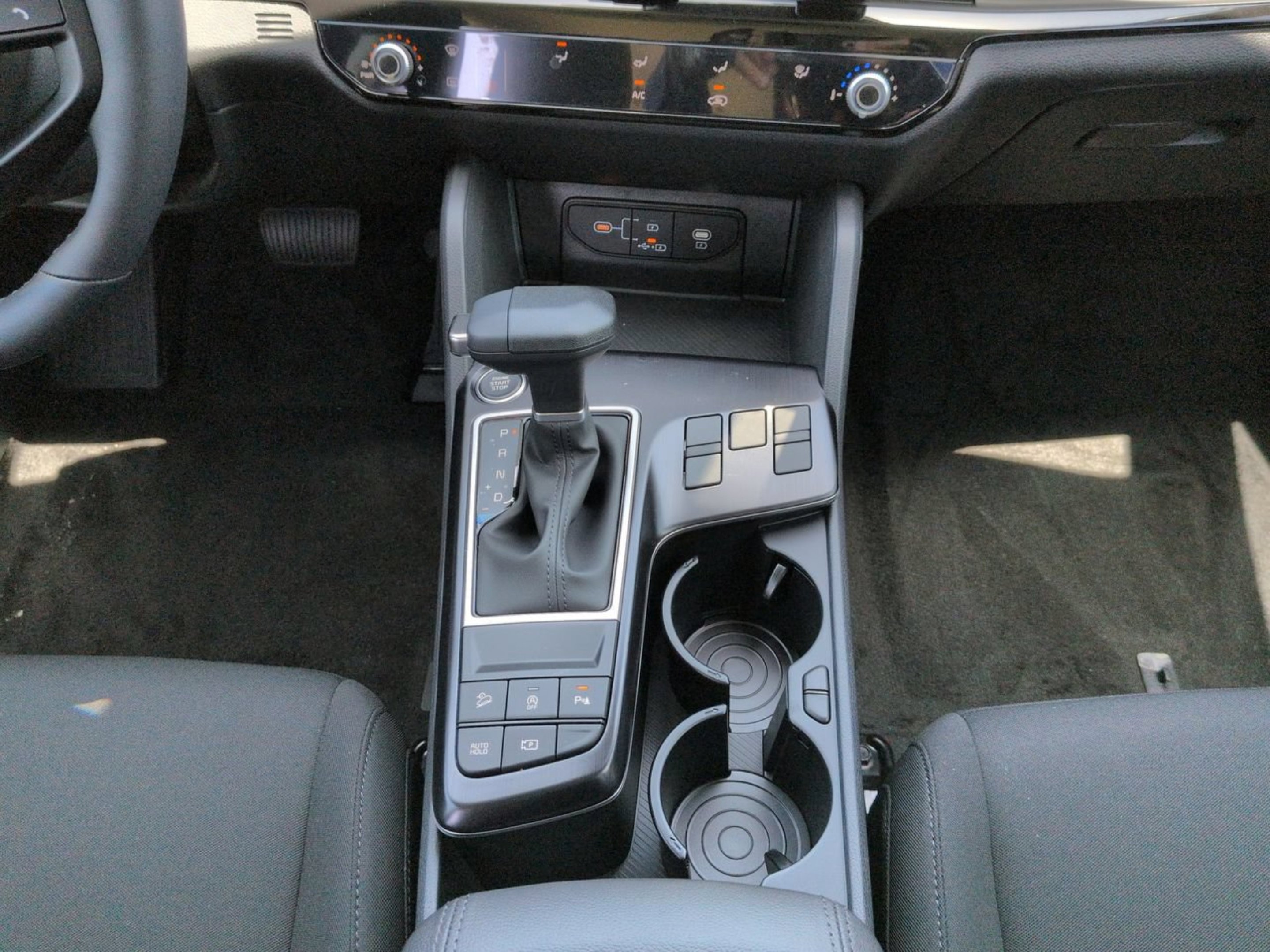 New 2026 Snow White Pearl Kia LX image 16