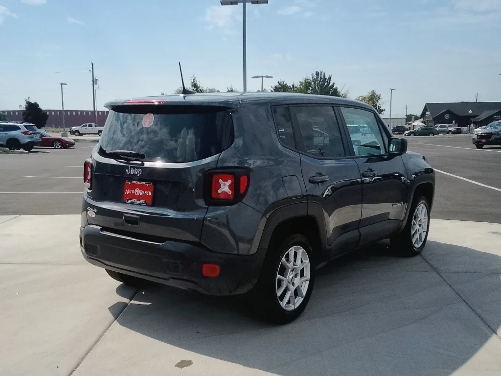 Used 2023 GRAPHITE GRAY Jeep Latitude image 3