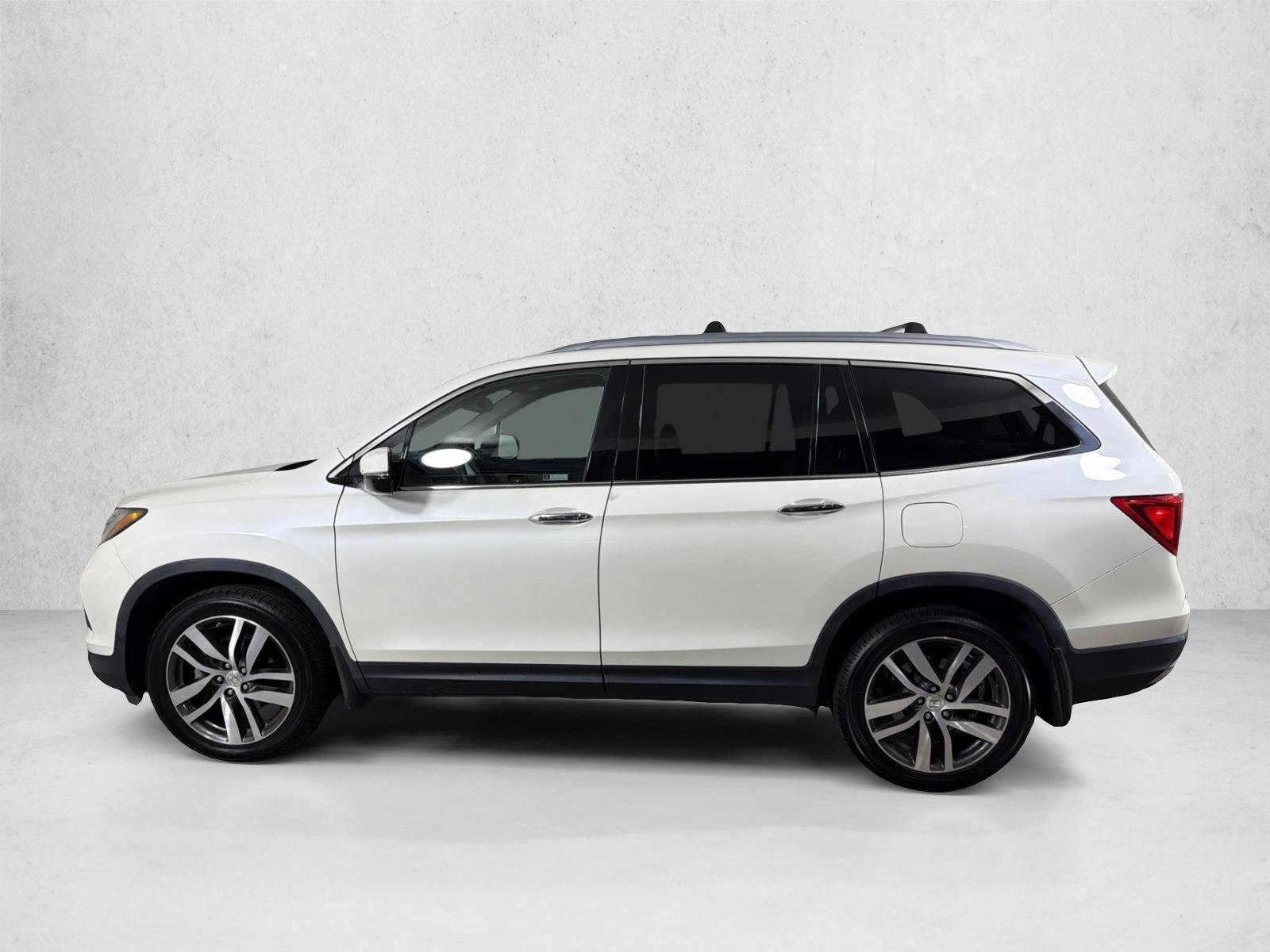 Used 2018 White Diamond Pearl Honda Touring image 8