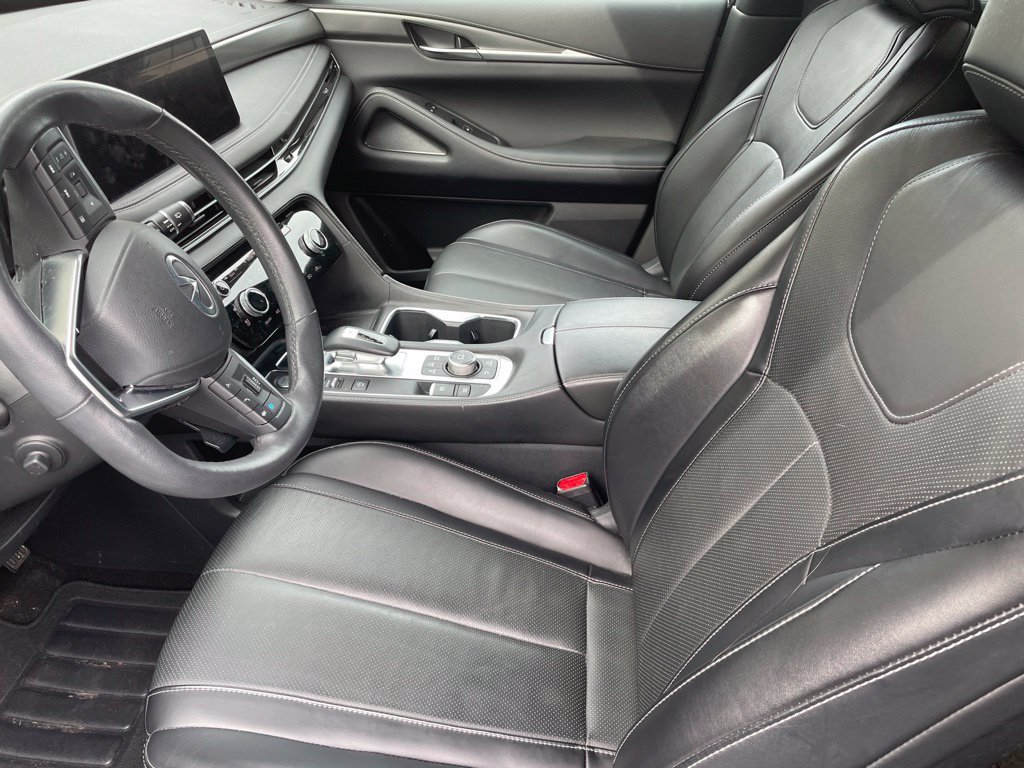 Certified Used 2024 Majestic White INFINITI LUXE image 3