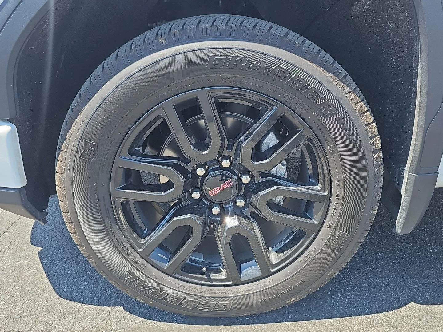 Used 2025 Summit White GMC Elevation image 9