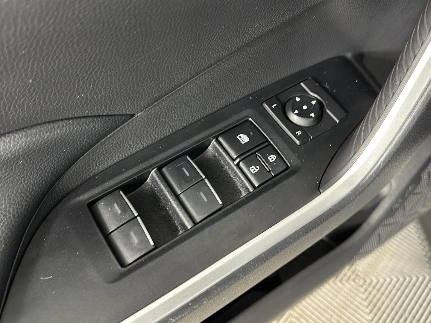 Used 2024 Wind Chill Pearl Toyota Hybrid SE image 9