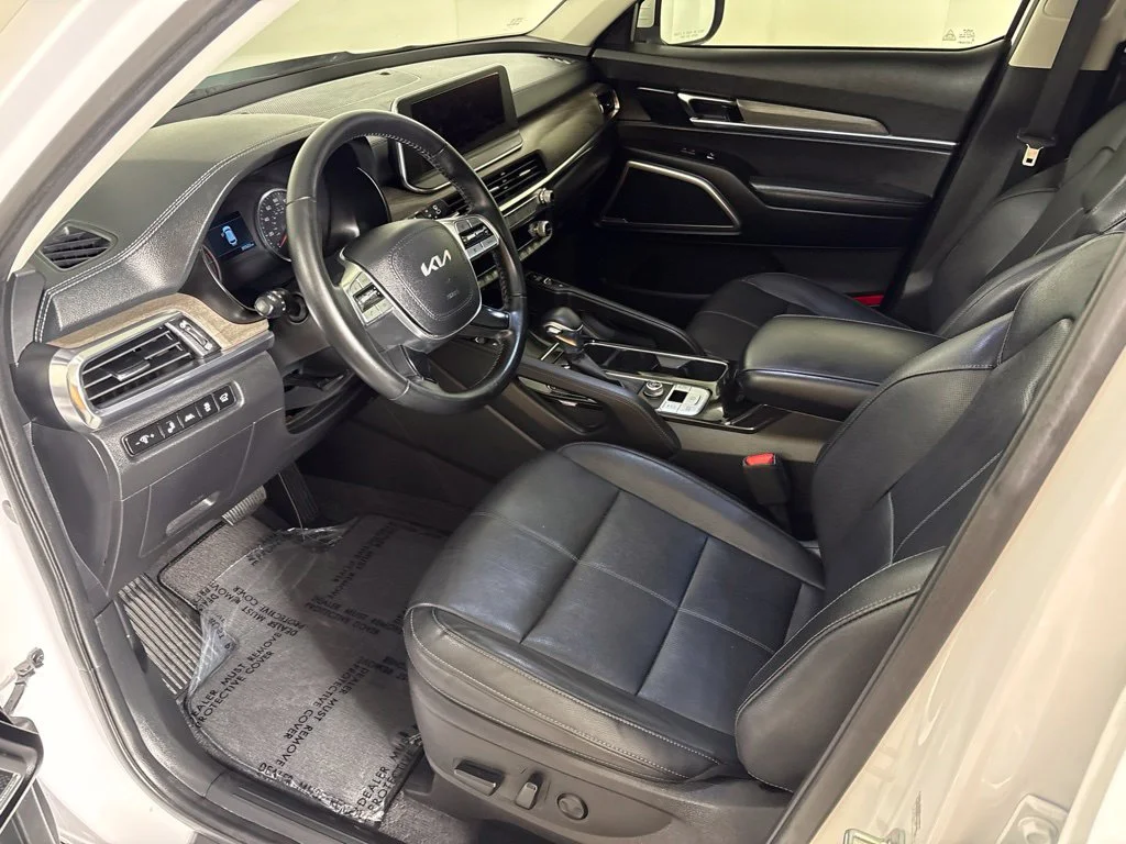 Used 2022 White Kia EX image 28