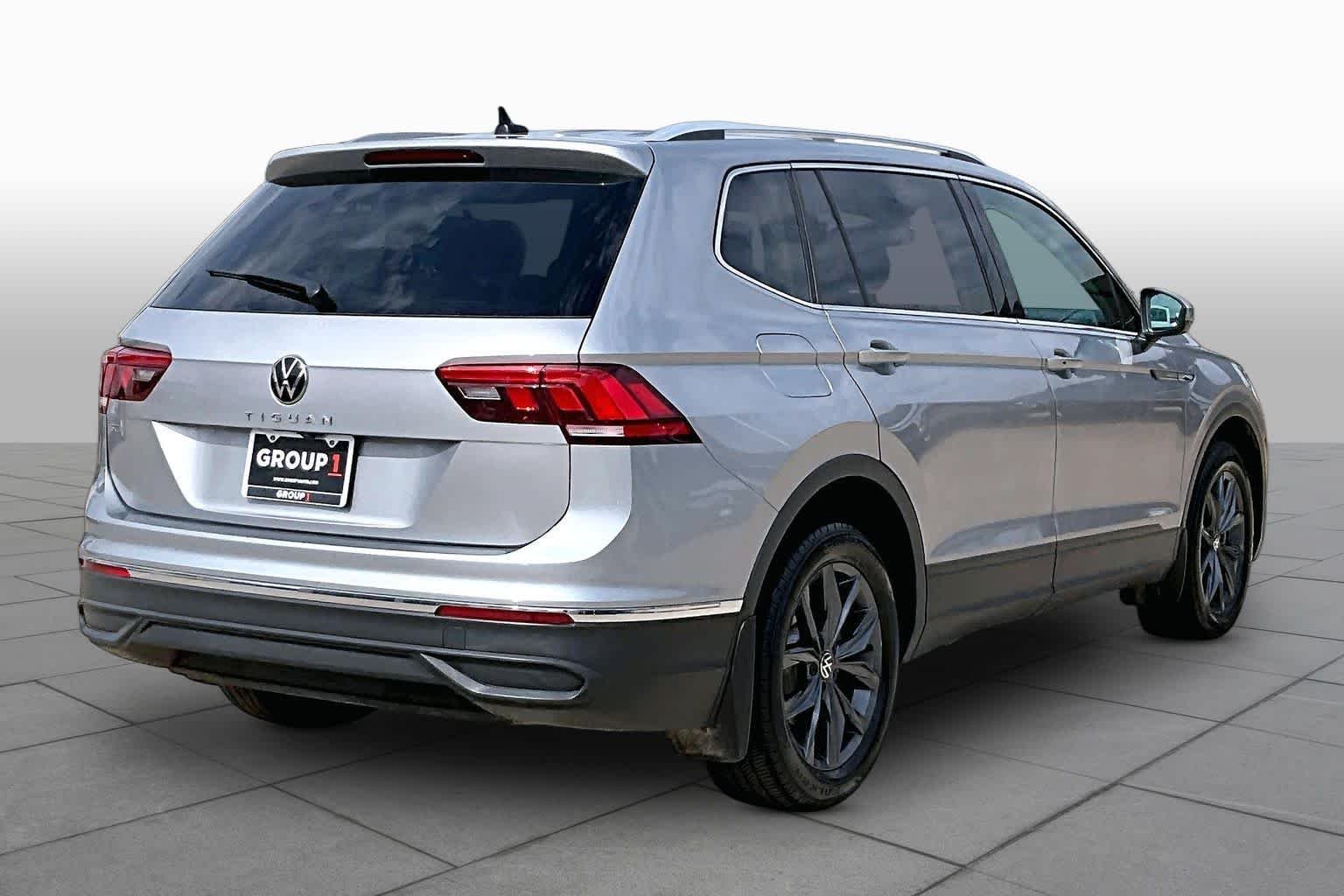 Used 2022 Pyrite Silver Metallic Volkswagen SE image 11