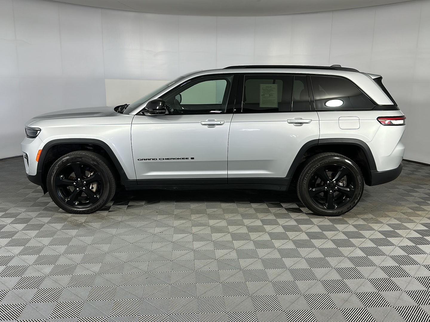 Used 2025 Silver Zynith Jeep Altitude X image 13