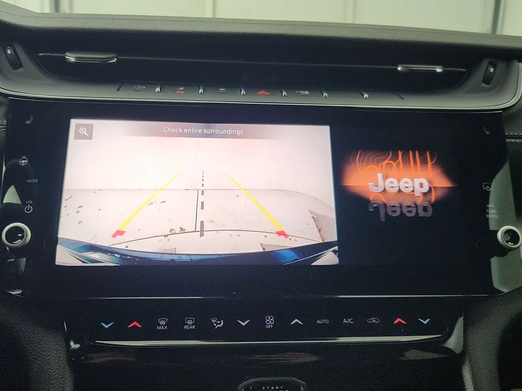 New 2026 Diamond Black Crystal Pearl-Coat Exterior Paint Jeep Altitude image 25